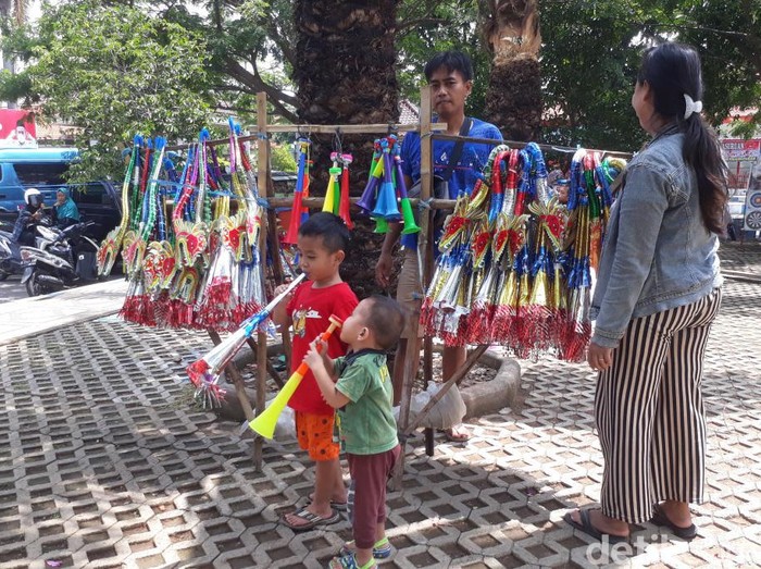 Cerita Penjual Terompet Tetap Bertahan Meski Laku Satu Sehari