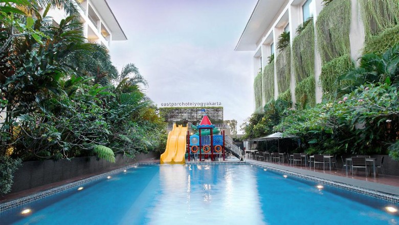 Hotel keluarga di Jogja yang berada di Jalan Laksda Adisucipto KM 5,5 Seturan ini terkenal akan kolam renangnya. Bukan hanya berukuran besar, kolamnya juga dilengkapi dengan seluncuran dan tempat bermain anak.