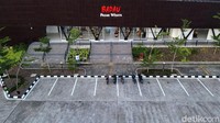 Pasar Wisata Badau ini juha merupakan tempat atau pasar transit, apabila ada warga yang ingin ke Malaysia atau sebaliknya dari Malaysia ke Indonesia.