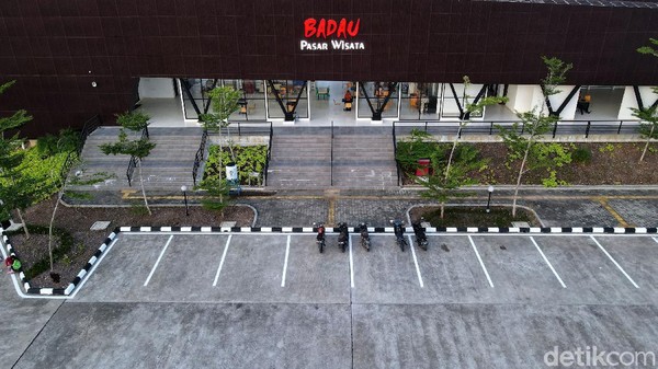 Pasar Wisata Badau ini juha merupakan tempat atau pasar transit, apabila ada warga yang ingin ke Malaysia atau sebaliknya dari Malaysia ke Indonesia. Pasar Wisata Badau ini juha merupakan tempat atau pasar transit, apabila ada warga yang ingin ke Malaysia atau sebaliknya dari Malaysia ke Indonesia.