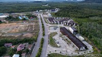 Efek ekonomi lain yang muncul dari pengoperasian PLBN Badau, yakni penyerapan tenaga kerja lokal. Tenaga pendukung di area kantor dan fasilitas pendukung PLBN Badau mayoritas mengandalkan SDM lokal dari Nanga Badau dan sekitarnya. Geliat perekonomian di Badau juga tercermin dari peningkatan jumlah tabungan dan kredit yang disalurkan BRI Unit Badau. Dua item keuangan tersebut nilainya terus meningkat dari tahun ke tahun.