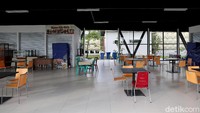 Sebagian besar pedagang yang menempati Pasar Wisata Badau itu berjualan makanan dan kuliner, serta berbagai minuman ringan.