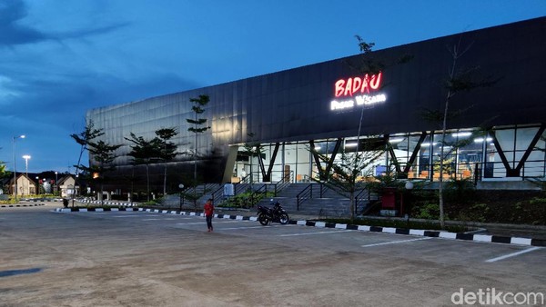 Kehadiran pasar wisata di perbatasan ini seharusnya dapat dimanfaatkan masyarakat untuk berjualan berbagai produk unggulan, sehingga dapat mendongkrak pertumbuhan ekonomi di kawasan setempat. Kehadiran pasar wisata di perbatasan ini seharusnya dapat dimanfaatkan masyarakat untuk berjualan berbagai produk unggulan, sehingga dapat mendongkrak pertumbuhan ekonomi di kawasan setempat.