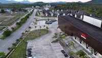 Pasar Wisata Badau ini berada di kompleks Pos Lintas Batas Indonesia-Malaysia (PLBN Badau) di Kecamatan Badau, Kabupaten Kapuas Hulu, Provinsi Kalimantan Barat yang mulai di fungsikan pada November akhir tahun lalu 2019. 
