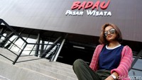 Seorang wisatawan lokal berfoto di depan Pasar Wisata Badau yang sepi akibat pandemi. Sebagai informasi, Nilai Kredit Usaha Rakyat (KUR) yang disalurkan BRI juga terus meningkat, dari Rp 7,2 miliar di akhir 2019 menjadi Rp 18,7 miliar sampai dengan November 2020.