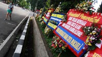 Salah satu karangan bunga dikirim oleh Forum Masyarakat Jabar Cinta Pancasila.