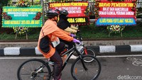 Karangan bunga itu berisikan pesan terimakasih kepada pemerintah, TNI dan Polri yang setia mengawal keutuhan NKRI.