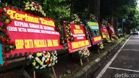 Karangan bunga di Mokodam III Siliwangi itu di antaranya dikirim oleh Grup Cinta Pancasila Jawa Barat dan Forum Pemuda Sunda.