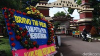 Karangan bunga juga menghiasi Mapolda Jabar yang berada di Jalan Soekarno Hatta. 