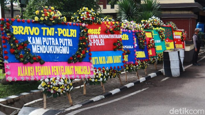 Pasca diumumkan pelarangan terhadap Ormas Front Pembela Islam (FPI) oleh pemerintah, karangan buang berdatangan ke kantor pemerintah Jabar hingga markas TNI dan Polri. Karangan bunga itu, berisikan pesan terimakasih kepada pemerintah, TNI dan Polri yang setia mengawal keutuhan NKRI.