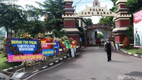 BRAVO TNI-POLRI, KAMI PUTRA PUTRI MENDUKUNGMU, tulis karangan bunga yang dikirim oleh Aliansi Pemuda Penyelamat Pancasila.