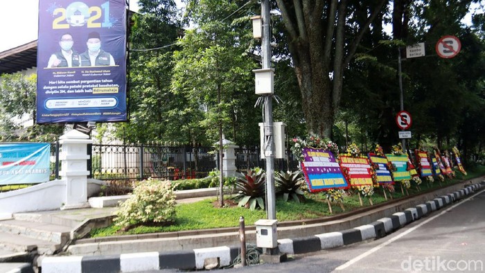 FPI Dilarang, Karangan Bunga Hiasi Gedung Sate hingga Markas TNI-Polri Pasca diumumkan pelarangan terhadap Ormas Front Pembela Islam (FPI) oleh pemerintah, karangan buang berdatangan ke kantor pemerintah Jabar hingga markas TNI dan Polri. Karangan bunga itu, berisikan pesan terimakasih kepada pemerintah, TNI dan Polri yang setia mengawal keutuhan NKRI.