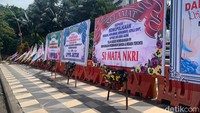 Belasan karangan bunga terpajang di Taman Apsari, tepat di sisi depan Monumen Gubernur Suryo.