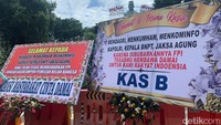 Salah satu karangan bunga dikirim oleh Aliansi Masyarakat Cinta Damai.