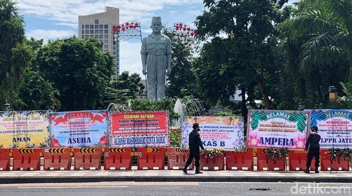 Pemerintah telah resmi melarang organisasi Front Pembela Islam (FPI). Taman Apsari Surabaya dibanjiri karangan bunga dari berbagai ormas atas keputusan pemerintah melarang FPI.