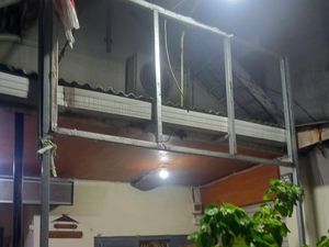 Dilarang Pemerintah, FPI Surabaya Copoti Papan Nama dan Bendera Sendiri