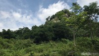 Gunung itu adalah bukit dengan puncak batu. Untuk menuju ke lokasi, dari titik parkiran sepeda motor, tinggal jalan kaki sekitar 20 menit dengan jalan curam.