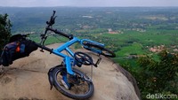 Gunung Kanaga terletak di Desa Antajaya, Kecamatan Tanjungsari, Kabupaten Bogor, Jawa Barat. Untuk menuju lokasi, bisa lewat jalan utama dari Cibubur-Jonggol dan diteruskan ke arah Kecamatan Cariu. Setelah itu, pejalanan dilanjutkan ke arah Tanjungsari. Biar tidak tersesat, bisa memastikan dengan melihat google maps.