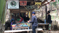 Tampak warung terakhir sebelum jalan kaki ke puncak. Bagi yang sekedar ingin santai di puncak sambil menikmati semilir anginl bisa membawa kopi panas atau snack dari warung ini.