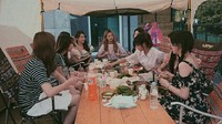 Member GUGUDAN pernah terlihat menikmati makanan bersama. Ada BBQ Korea yang mereka santap dengan nikmat. Sejeong di sana terlihat asyik memanggang dagingnya. Foto: Gugudan SNS