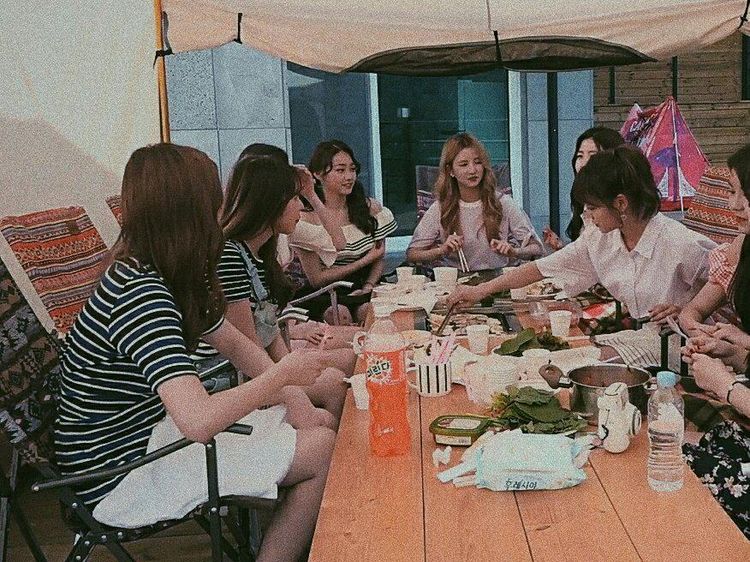 Resmi Bubar, Intip Kenangan Member Gugudan Saat Kulineran