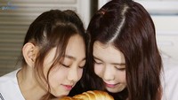 Soyee dan Mina juga berfoto lucu dengan roti tawar. Mereka terlihat akan menyantap roti tersebut. Foto: Gugudan SNS