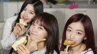 Hana, Sejeong, dan Hyeyeon juga terlihat asyik makan bersama. Ada sandwich dan ayam goreng Korea yang mereka nikmati. Foto: Gugudan SNS