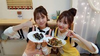 Haebin dan Mimi juga pernah masak bersama. Mereka memasak japchae dan kimbab. Ini momen manis mereka berdua. Foto: Gugudan SNS