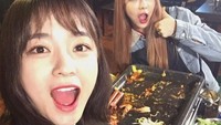 Seperti Sejeong yang kini aktif menjadi solois dan aktris. Ini momen Sejeong dan Nayoung saat BBQ bersama. Foto: Gugudan SNS