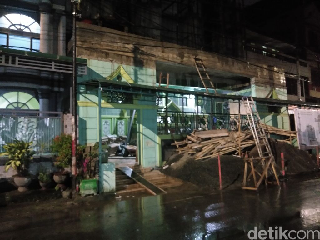 Imam masjid di Makassar ditelepon pria mengaku teroris, Gegana turun tangan. (Hermawan Mappiwali/detikcom)