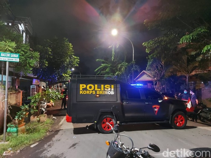 Imam masjid di Makassar ditelepon pria mengaku teroris, Gegana turun tangan. (Hermawan Mappiwali/detikcom)