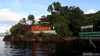 Pulau Sepandan ini letaknya berada di Desa Sepandan, Kecamatan Batang Lupar, Kabupaten Kapuas Hulu, Kalimantan Barat. Salah satu pulau kecil yang berada di Taman Nasional Danau Sentarum.
