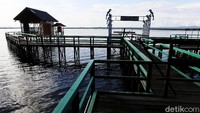 Destinasi wisata ini menawarkan pemandangan yang luas akan keindahan danau yang ada di jantung pulau Kalimantan. 