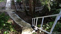 Sesampainya di Batang Lupar, pengunjung bisa menghubungi BUMDes Kampung Baru di kecamatan tersebut. Dari sana anda akan diantar perahu speed boat 15 HP untuk berangkat ke Pulau Sepandan yang biasanya dibanderol Rp 250 ribu untuk satu perahu.