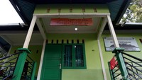 Dari dermaga Lanjak untuk menuju ke lokasi pulau Sepandan memakan waktu sekitar 15 menit. Sepanjang perjalanan anda juga akan disuguhkan dengan pemandangan danau Sentarum.