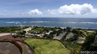 Tak ayal, julukannya adalah surga di balik tebing. Belum lagi gulungan ombak yang datang dan pergi menghempar bibir pantai tanpa henti.