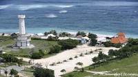 Karena mendadak jadi sepi, para pedagang di sekitar pantai pun merasa sedih. 