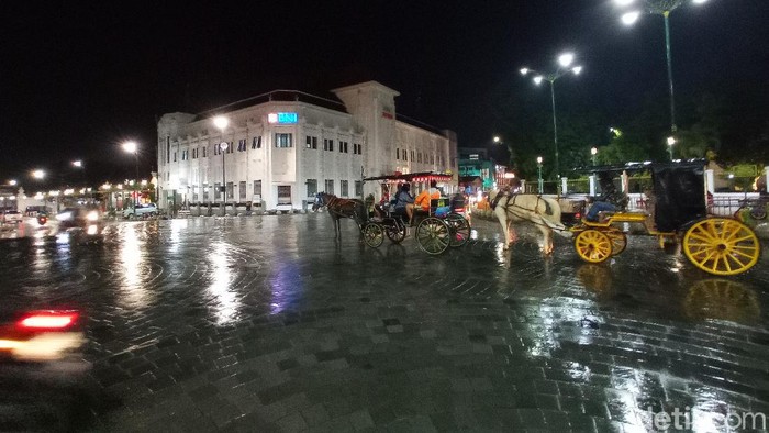 Satpol PP Kota Yogyakarta terpaksa menutup plang nama Jalan Malioboro di ujung utara kawasan Malioboro.