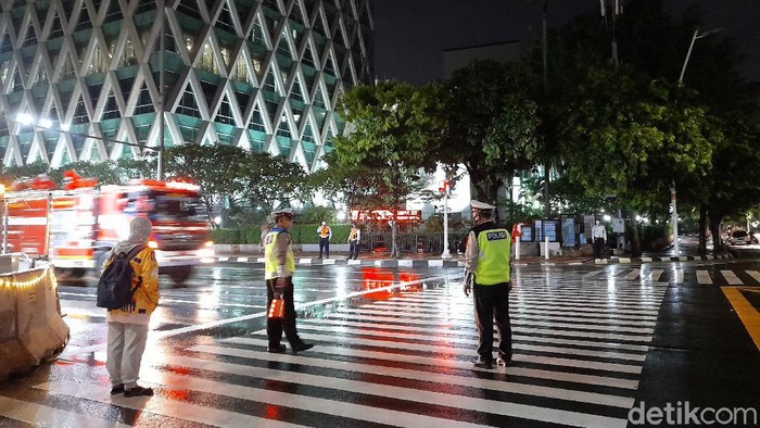 Malam Tahun Baru Sepanjang Jl Thamrin Ditutup Disemprot Disinfektan