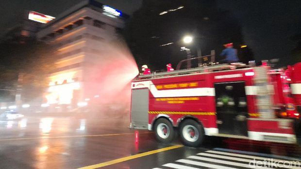 Malam Tahun Baru Sepanjang Jl Thamrin Ditutup Disemprot Disinfektan