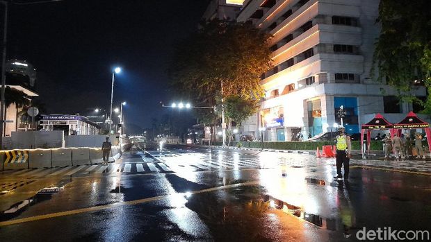 Jalan MH Thamrin ditutup dan disemprot disinfektan di malam pergantian tahun (Tiara Aliya/detikcom)