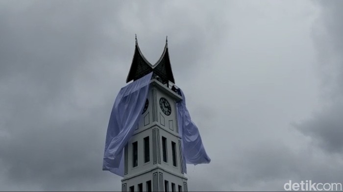 Jam Gadang Bukittinggi Ditutup Kain Putih