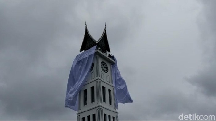 Jam Gadang Bukittinggi Ditutup Kain Putih