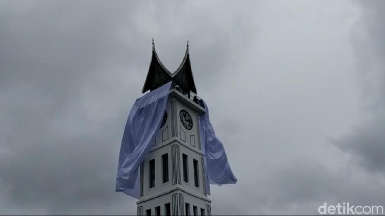 Jam Gadang Bukittinggi Ditutup Kain Putih Jam Gadang Bukittinggi Ditutup Kain Putih
