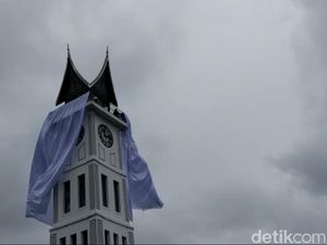 Jam Gadang Ditutup Kain Putih, Dilarang Rayakan Tahun Baru