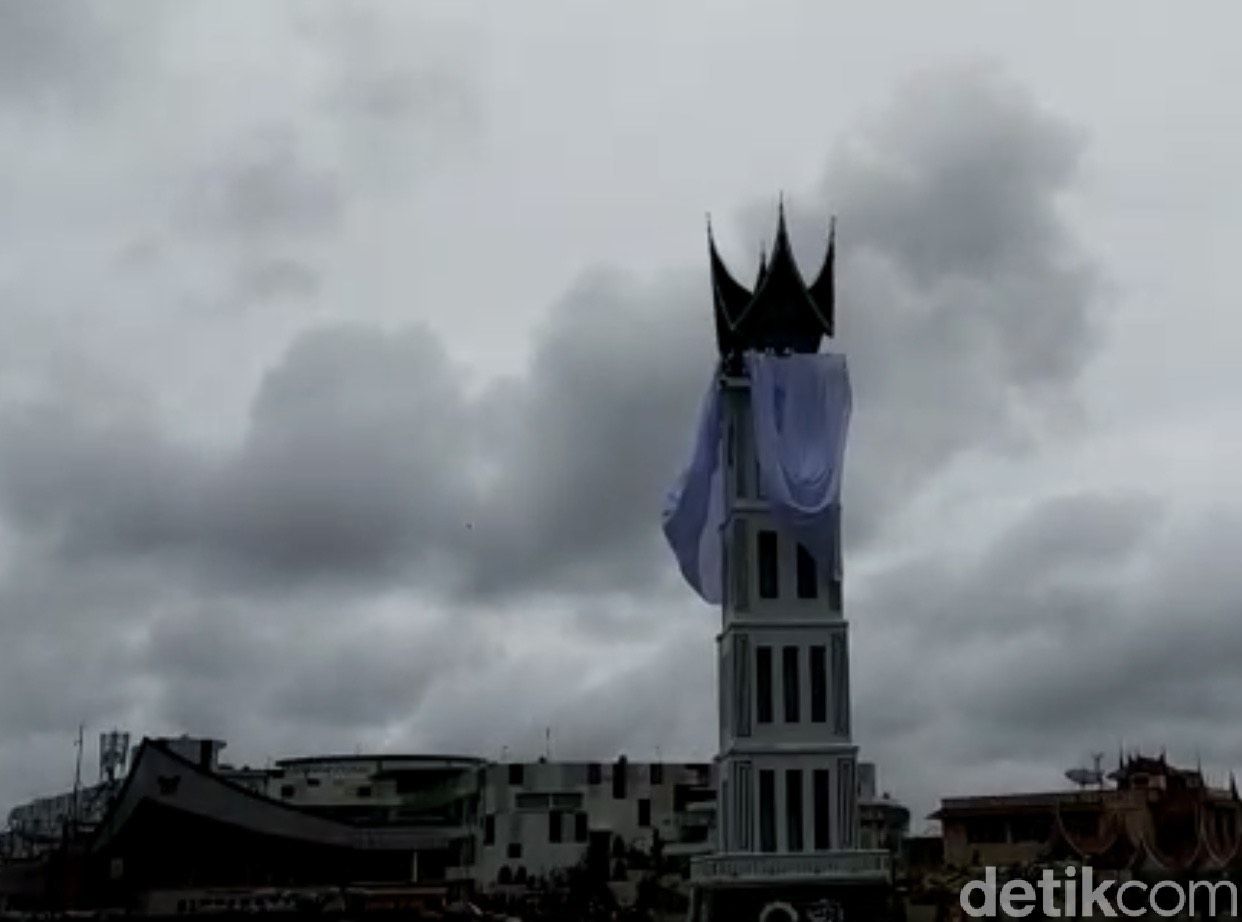 Jam Gadang Bukittinggi Ditutup Kain Putih