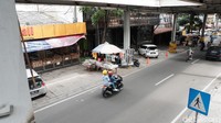 Padahal, biasanya di area Cipaganti dan Cihampelas yang menjadi sentral pusat perbelanjaan sering dipenuhi penjual terompet di tahun-tahun sebelumnya. Biasanya mereka sudah membuka lapak di pinggir trotoar dari sore menjelang malam sebelum pergantian tahun.