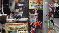 Sementara itu, penjaja selain terompet dan kembang api masih berjejer di sekitar Jalan Cihampelas, seperti penjual kaos, mainan anak, hingga makanan khas Kota Bandung. Tak terjadi keramaian yang begitu berarti meskipun di masa libur tahun baru.