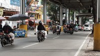 Salah satu pedagang lain, Jajang (41) yang juga biasanya menyambil berjualan kembang api menambahkan, beberapa waktu sebelumnya didatangi petugas yang sosialisasi pelarangan jual kembang api, mercon dan sebagainya.