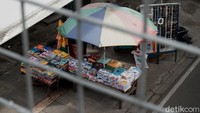 Pantauan detikcom di beberapa ruas jalan Kota Bandung, dari mulai Jalan Dipenogoro hingga Jalan Babakan Siliwangi, kemudian Jalan Cipaganti sampai Jalan Cihampelas tak nampak penjaja terompet khas tahun baru.